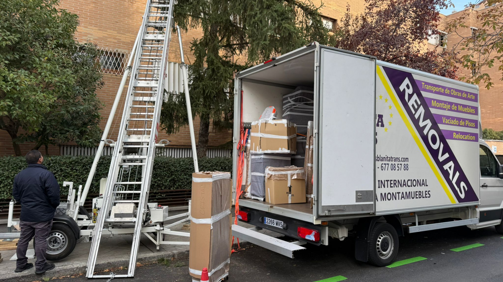 Mudanzas con grúa o con una plataforma elevadora (3)